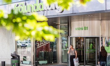 Frölunda Torgs fasad med entré